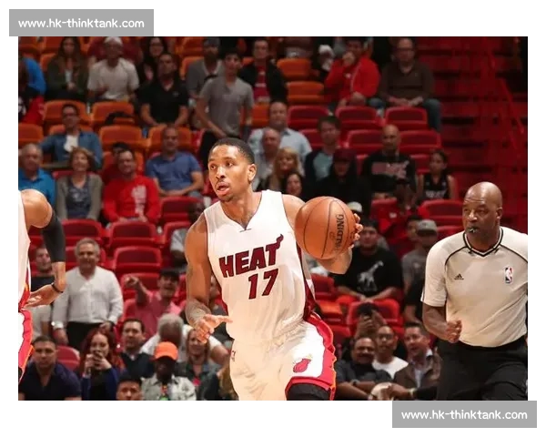 麦克赛尔与禄建波激战全场精彩对决 谁能笑到最后引发广泛关注 麦克赛尔与禄建波激战全场精彩对决 谁能笑到最后引发广泛关注